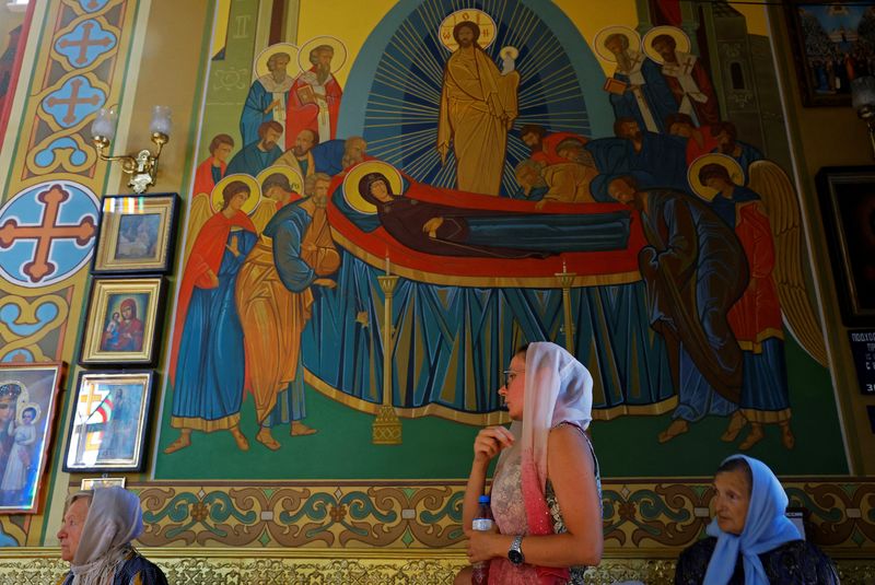 &copy; Reuters. Believers attend an Orthodox service at St. Nicholas Cathedral, in the course of Russia-Ukraine conflict in Mariupol, Russian-controlled Ukraine, September 1, 2024. REUTERS/Alexander Ermochenko