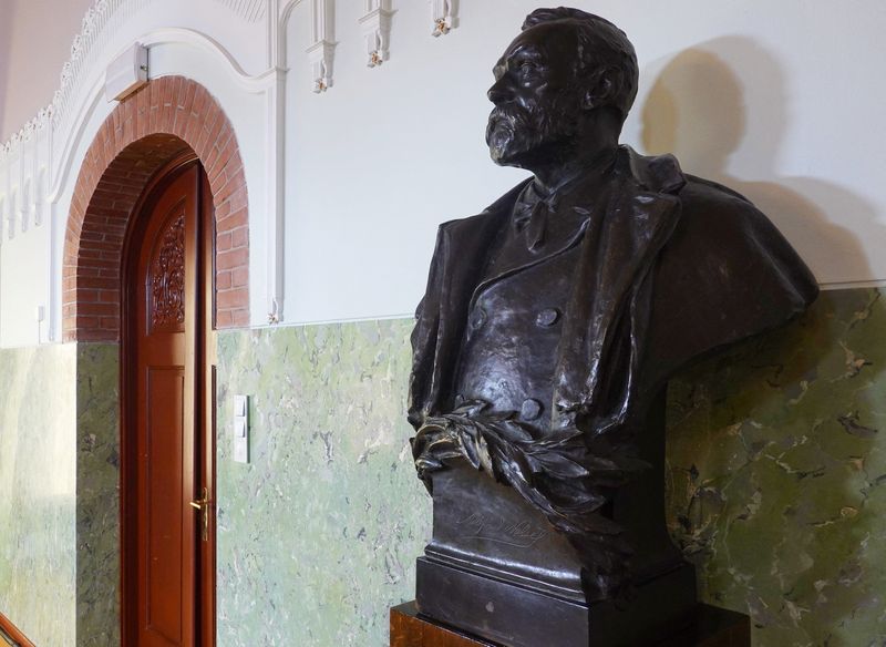 &copy; Reuters. A view of a bust of Alfred Nobel inside the Norwegian Nobel Institute, where the laureate of the Nobel Peace Prize is announced, in Oslo, Norway, October 11, 2024. REUTERS/ Tom Little