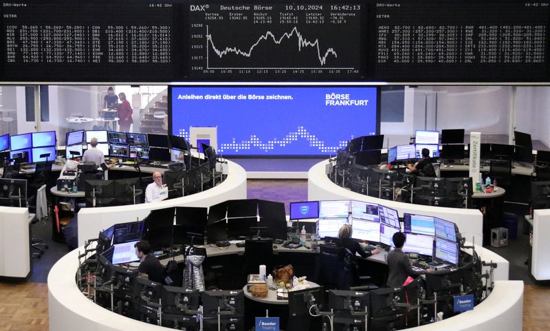 © Reuters. FILE PHOTO: The German share price index DAX graph is pictured at the stock exchange in Frankfurt, Germany, October 10, 2024.   REUTERS/Staff/File Photo