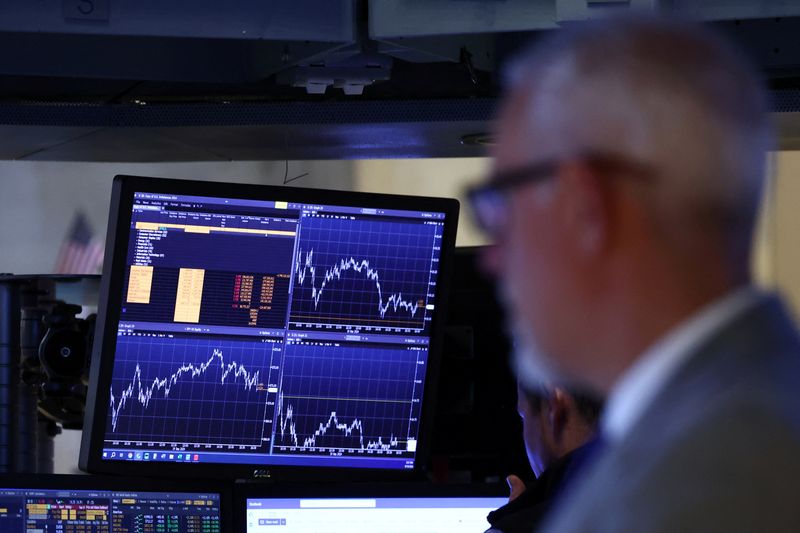 &copy; Reuters. Operatori al lavoro alla Borsa di New York a New York City, Stati Uniti, 19 settembre 2024.  Foto REUTERS/Brendan McDermid/File Photo