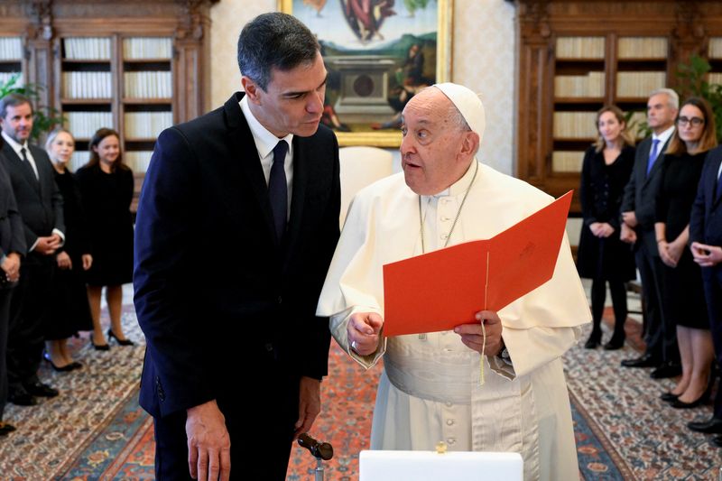 &copy; Reuters. Papa Francesco incontra il primo ministro spagnolo Pedro Sanchez in Vaticano, 11 ottobre 2024.    Vatican Media/Handout via REUTERS