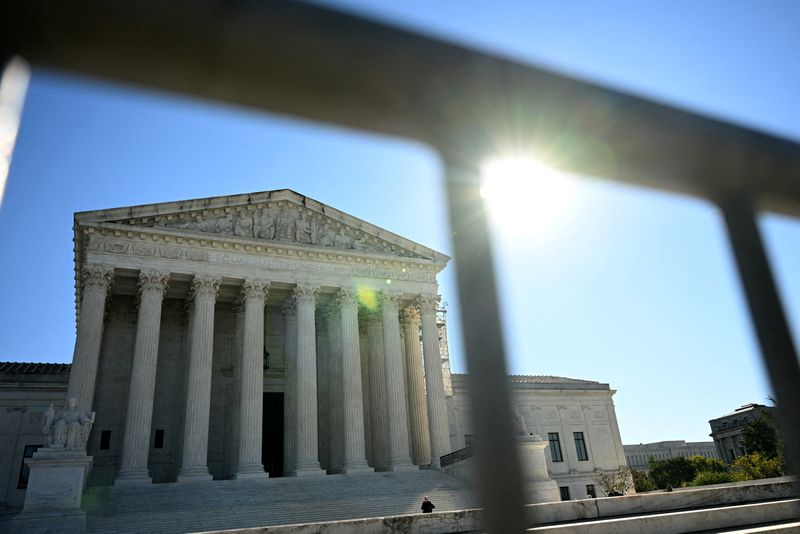 &copy; Reuters. FILE PHOTO: The U.S. Supreme Court in Washington, U.S., October 8, 2024. REUTERS/Annabelle Gordon/File Photo