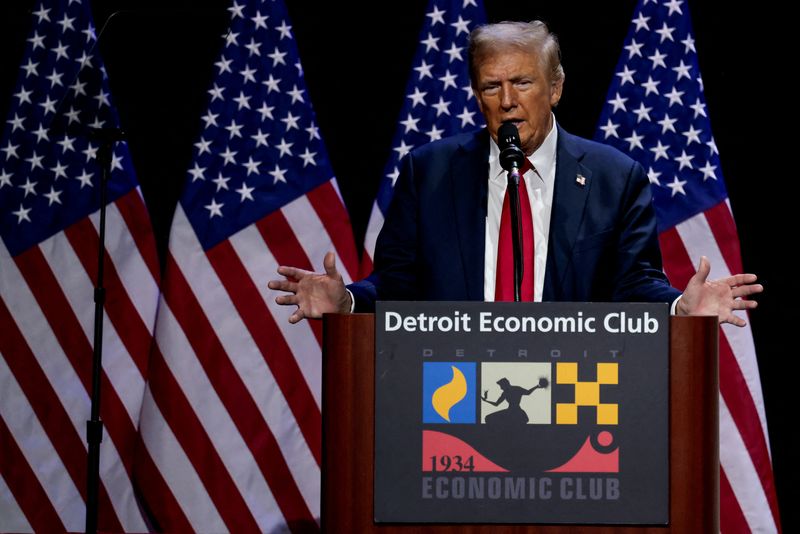 &copy; Reuters. FILE PHOTO: Republican presidential nominee and former U.S. President Donald Trump addresses the Detroit Economic Club in Detroit, Michigan, U.S., October 10, 2024. REUTERS/Rebecca Cook/File Photo