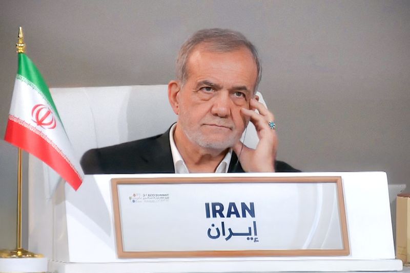 © Reuters. FILE PHOTO: Iran's President Masoud Pezeshkian looks on during the 3rd ACD summit in Doha, Qatar, October 3, 2024. Iran's Presidency/WANA (West Asia News Agency)/Handout via REUTERS/File Photo