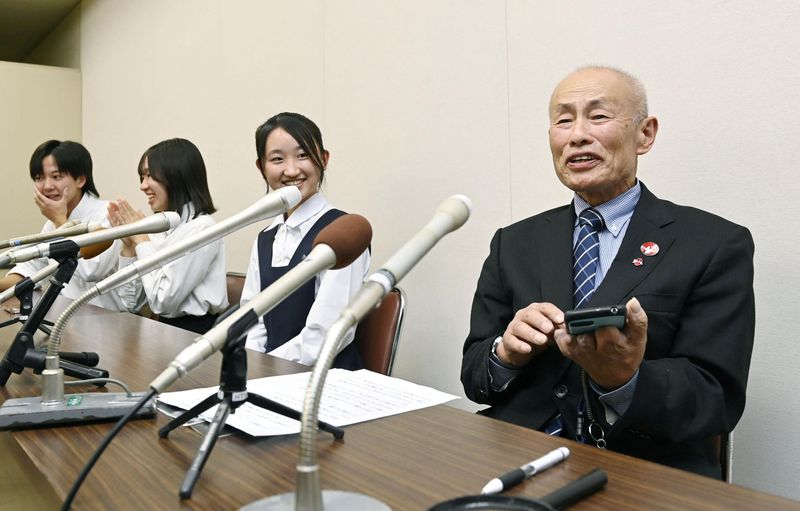 © Reuters. Japan Confederation of A- and H-Bomb Sufferers Organizations (Nihon Hidankyo) co-chair Toshiyuki Mimaki, who survived the 1945 atomic bombing of Hiroshima, attends a news conference after the 2024 Nobel Peace Prize winner was announced in Hiroshima, Japan October 11, 2024, in this photo taken by Kyodo.   Mandatory credit Kyodo/via REUTERS 