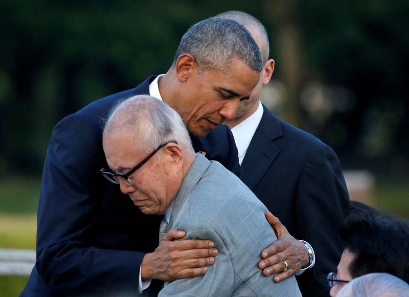 &copy; Reuters. FILE PHOTO: U.S. President Barack Obama (L) hugs with atomic bomb survivor Shigeaki Mori as he visits Hiroshima Peace Memorial Park in Hiroshima, Japan May 27, 2016. REUTERS/Carlos Barria/File Photo