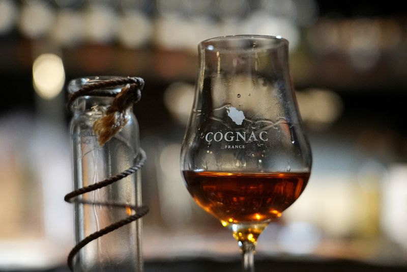 © Reuters. A glass of 20 year-old Cognac is seen at the Painturaud Freres wine cellar in Segonzac, France, October 9, 2024.  REUTERS/Lucien Libert