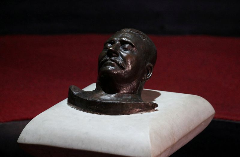 © Reuters. FILE PHOTO: The death mask of Soviet leader Joseph Stalin is exhibited at a museum in his hometown of Gori, Georgia March 1, 2023. REUTERS/Irakli Gedenidze/File Photo