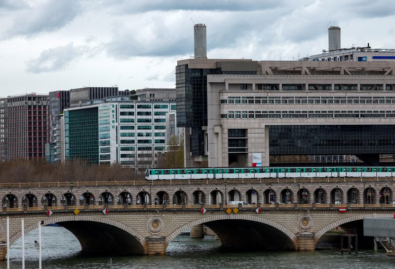 &copy; Reuters. FILE PHOTO: A view shows the Bercy Economy and Finance Ministry as a metro operated by the Paris transport network RATP passes over the Pont de Bercy bridge in Paris, France, March 29, 2024. REUTERS/Gonzalo Fuentes/File Photo