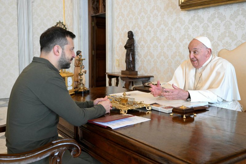 &copy; Reuters. Volodymyr Zelenskiy e papa Francisco no Vaticanon 11/10/2024   Divulgação via REUTERS