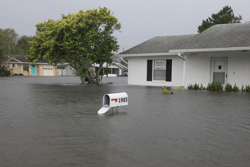 &copy; Reuters. Enchente em South Daytona, Flóridan 11/10/2024    Nadia Zomorodian/News-Journal/USA Today Network via REUTERS