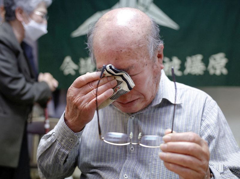 © Reuters. Shigemitsu Tanaka, a member of Japan Confederation of A- and H-Bomb Sufferers Organizations (Nihon Hidankyo), who survived the 1945 atomic bombing of Nagasaki, cries after the 2024 Nobel Peace Prize winner was announced in Nagasaki, Japan October 11, 2024, in this photo taken by Kyodo. Mandatory credit Kyodo/via REUTERS