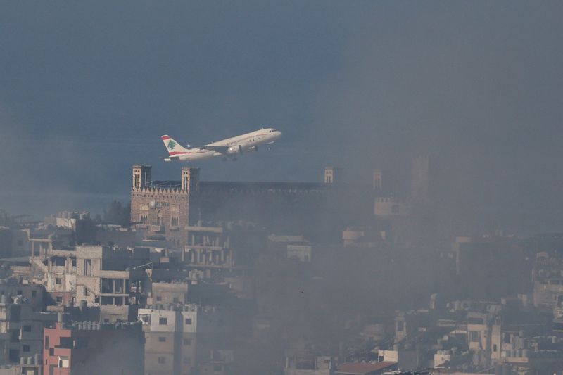 &copy; Reuters. A Lebanese Middle East Airlines (MEA) plane takes off from Beirut-Rafic Hariri International Airport, as smoke rises over Beirut's southern suburbs after Israeli air strikes, amid ongoing hostilities between Hezbollah and Israeli forces, as seen from Sin 