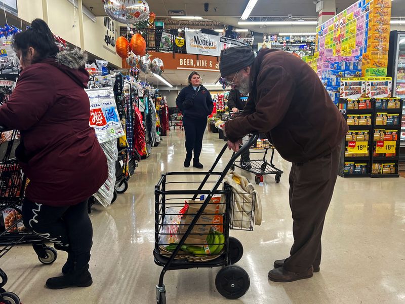 © Reuters. FILE PHOTOT: Shoppers crowd a supermarket to buy food ahead of the Thanksgiving holiday in Chicago, Illinois, U.S. November 22, 2022. REUTERS/Jim Vondruska/File Photo