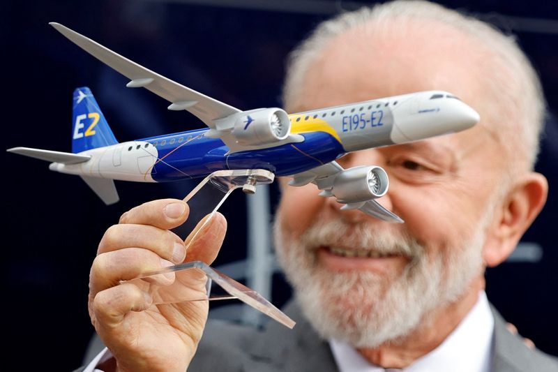 &copy; Reuters. Presidente Luiz Inácio Lula da Silva segura miniatura de avião Embraer E195-E2 durante cerimônia na Base Aérea de Brasílian08/10/2024 REUTERS/Adriano Machado