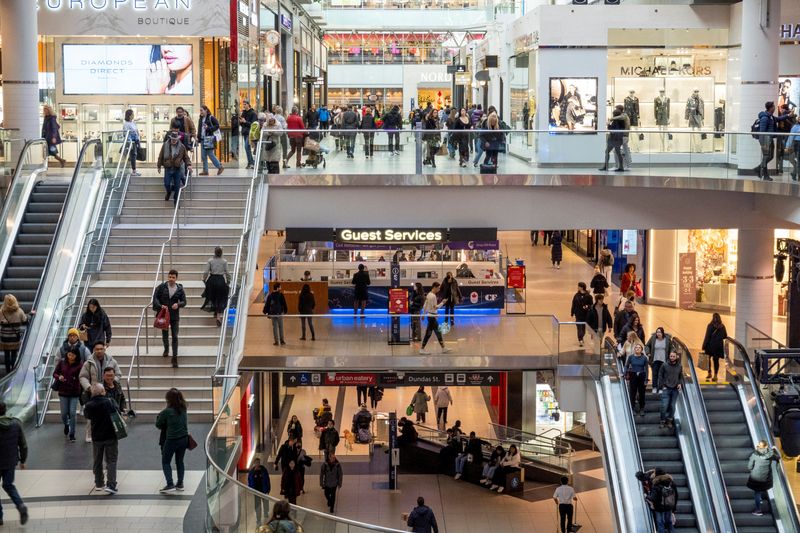 © Reuters. FILE PHOTO: People shop at the Eaton Centre in Toronto, Ontario, Canada November 22, 2022.  REUTERS/Carlos Osorio/File Photo