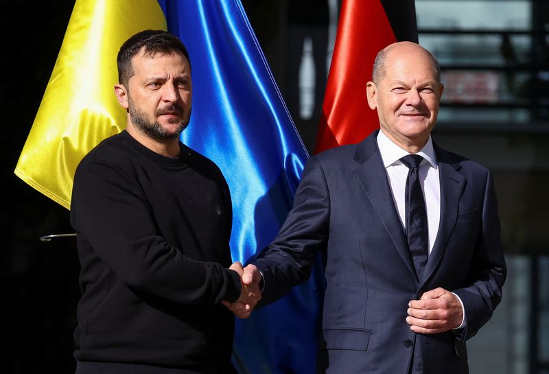 © Reuters. Ukrainian President Volodymyr Zelenskiy and German Chancellor Olaf Scholz shake hands as they meet in Berlin, Germany October 11, 2024. REUTERS/Lisi Niesner