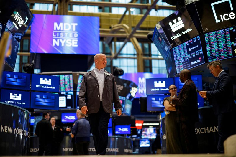 © Reuters. FILE PHOTO: Traders work on the floor at the New York Stock Exchange (NYSE) in New York City, U.S., September 9, 2024.  REUTERS/Brendan McDermid/File Photo