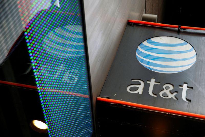 © Reuters. FILE PHOTO: The signage for an AT&T store is seen in New York, October 29, 2014. REUTERS/Shannon Stapleton/File Photo