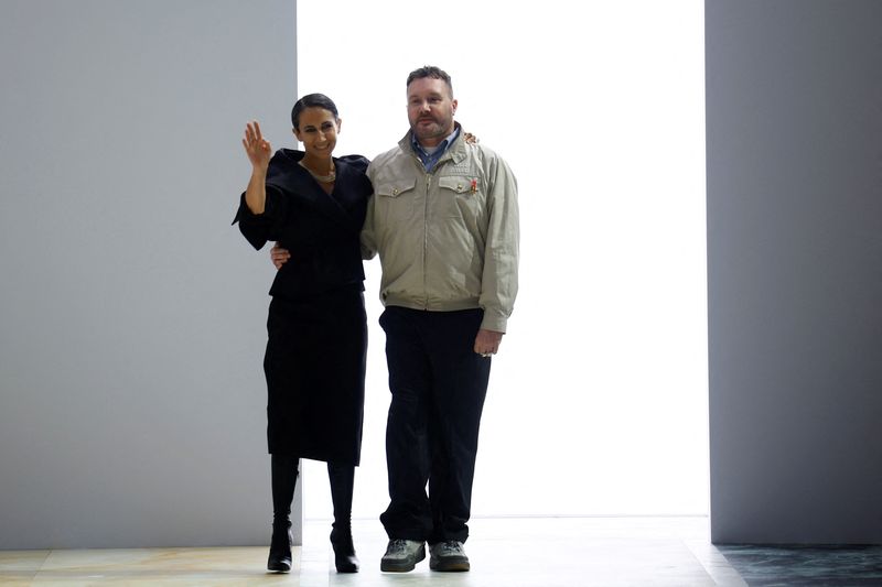 &copy; Reuters. Gli stilisti Kim Jones e Delfina Delettrez Fendi appaiono alla fine della sfilata della collezione Haute Couture Autunno/Inverno 2023-2024 della casa di moda Fendi a Parigi, Francia, 6 luglio 2023. REUTERS/Sarah Meyssonnier