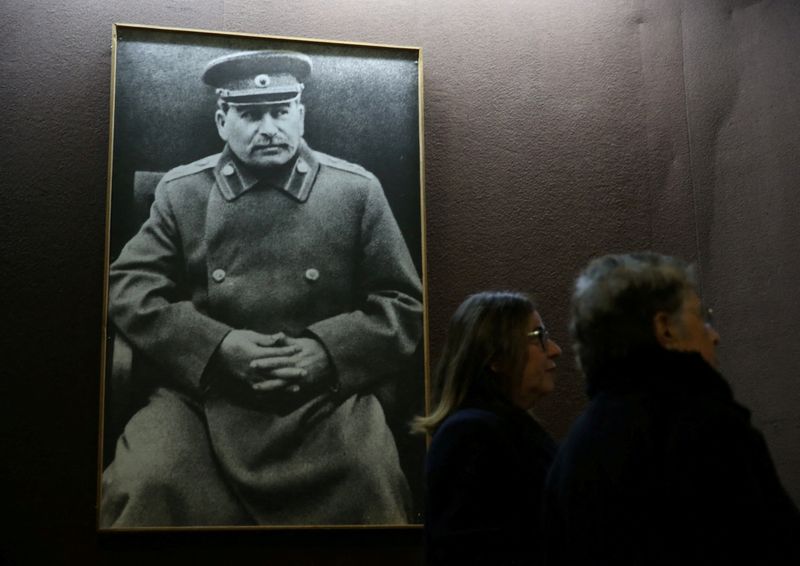 © Reuters. Pessoas visitam o museu do líder soviético Joseph Stalin em sua cidade natal, Gori
01/03/2023
REUTERS/Irakli Gedenidze