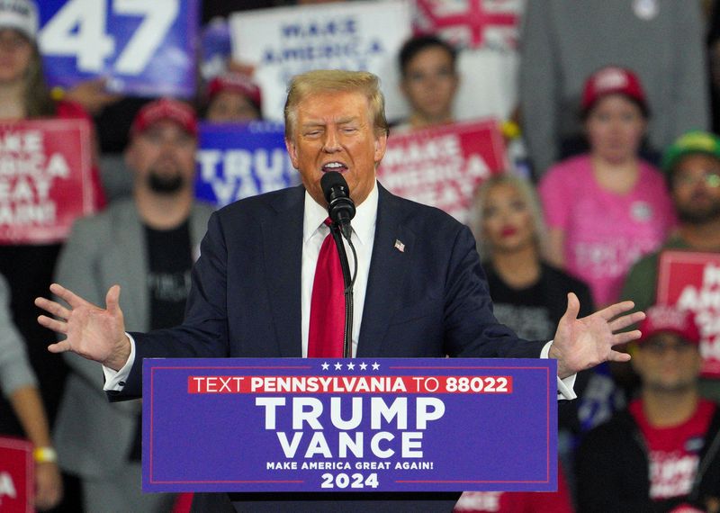 &copy; Reuters. FILE PHOTO: Republican presidential nominee and former U.S. President Donald Trump speaks during a campaign rally in Reading, Pennsylvania, U.S. October 9, 2024. REUTERS/Jeenah Moon/File Photo