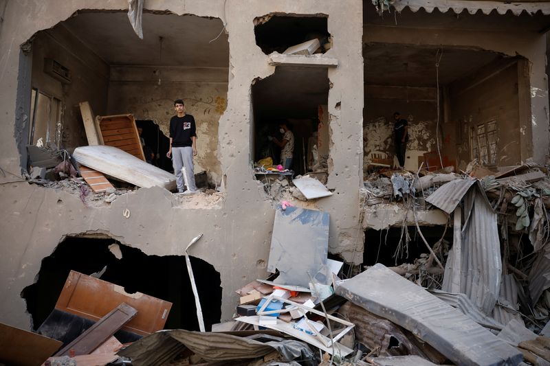 &copy; Reuters. Um homem está no apartamento danificado em local de ataque em Beiruten11/10/2024nREUTERS/Louisa Gouliamaki