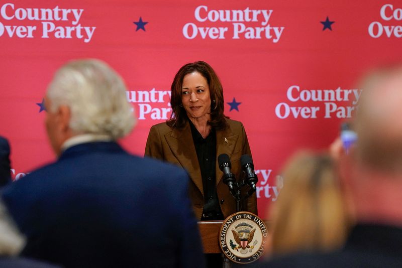 © Reuters. Democratic presidential nominee U.S. Vice President Kamala Harris attends a campaign event in Scottsdale, Arizona, U.S. October 11, 2024. REUTERS/Elizabeth Frantz