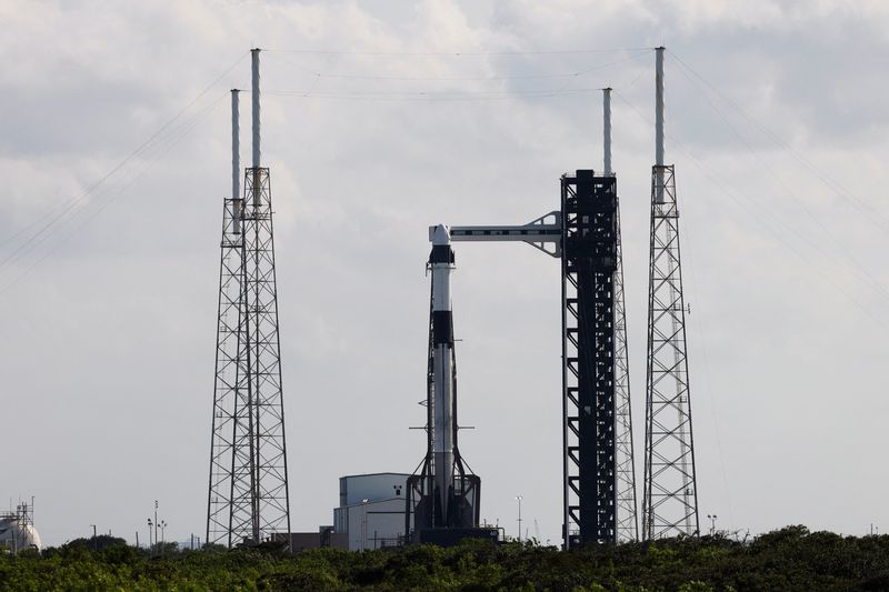 © Reuters. FILE PHOTO: A SpaceX Falcon 9 rocket is prepared to launch NASA's astronaut Nick Hague and Roscosmos cosmonaut Alexander Gorbunov on the Crew-9 mission to the International Space Station at the Cape Canaveral Space Force Station in Cape Canaveral, Florida, U.S., September 27, 2024. Launch is scheduled for September 28. REUTERS/Joe Skipper/File Photo