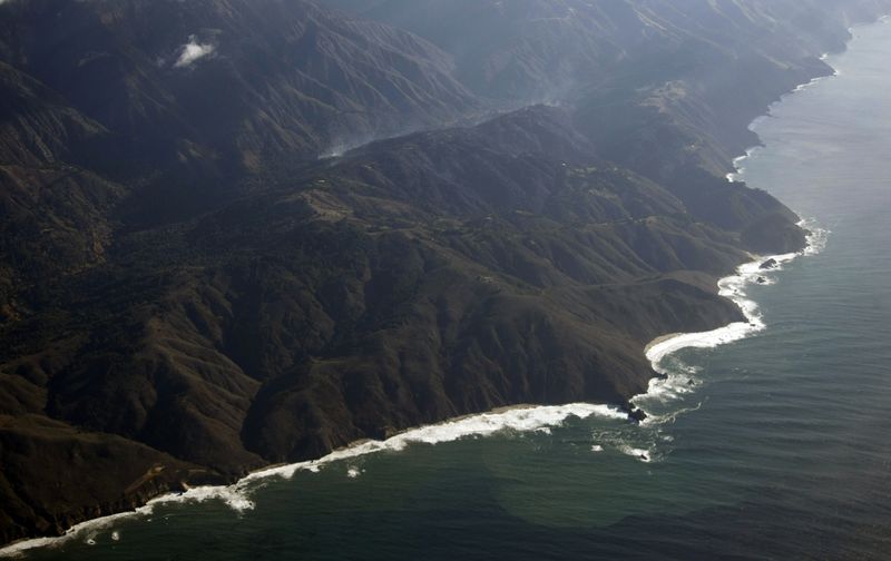 © Reuters. FILE PHOTO: Aerial view shows the Big Sur coastline, California, December 19, 2013. REUTERS/Michael Fiala/File Photo