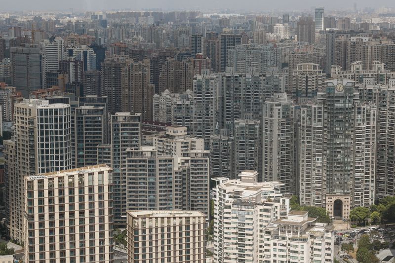 &copy; Reuters. FILE PHOTO: Residential buildings are pictured in Shanghai, China September 29, 2024. REUTERS/Tingshu Wang/File Photo