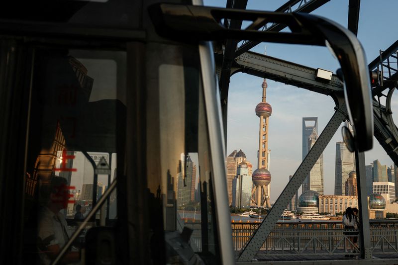 © Reuters. A bus moves past a bridge with the backdrop of the financial district of Pudong in Shanghai, China September 27, 2024. REUTERS/Tingshu Wang