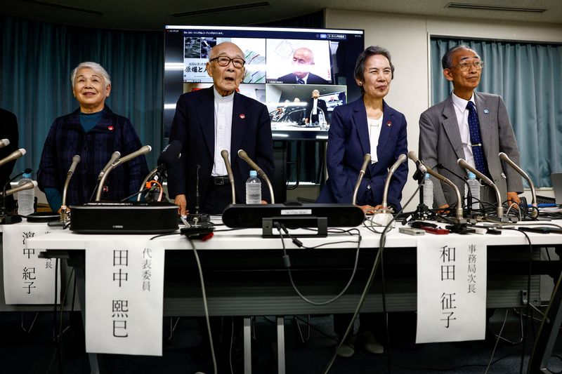 © Reuters. Atomic bomb survivors and members of Nihon Hidankyo, a country-wide organisation of atomic and hydrogen bomb sufferers, including Assistant Secretary General Toshiko Hamanaka, Co-chairperson Terumi Tanaka, Assistant Secretary General Masako Wada, Assistant Secretary General Jiro Hamasumi attend a press conference on the following day of Nihon Hidankyo winning the 2024 Nobel Peace Prize, in Tokyo, Japan, October 12, 2024.  REUTERS/Issei Kato