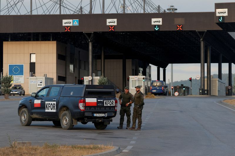 &copy; Reuters. FILE PHOTO: Polish soldiers part of the NATO-led peacekeeping mission stand as they monitor the main Kosovo-Serbia border crossing in Merdare, Kosovo September 6, 2024. REUTERS/Valdrin Xhemaj/File Photo