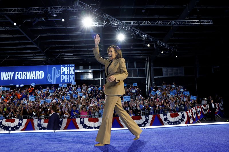 © Reuters. Democratic presidential nominee and U.S. Vice President Kamala Harris waves to the crowd during a campaign event at Rawhide Event Space, in Chandler, Arizona, U.S., October 10, 2024. REUTERS/Evelyn Hockstein