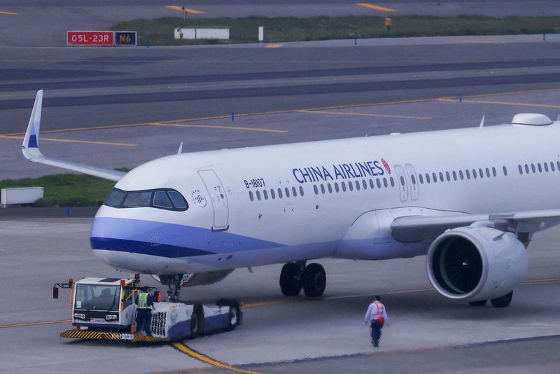 &copy; Reuters. FILE PHOTO: A China airline flight is seen at Taiwan Taoyuan International Airport in Taoyuan, Taiwan April 12, 2023. REUTERS/Ann Wang/File Photo