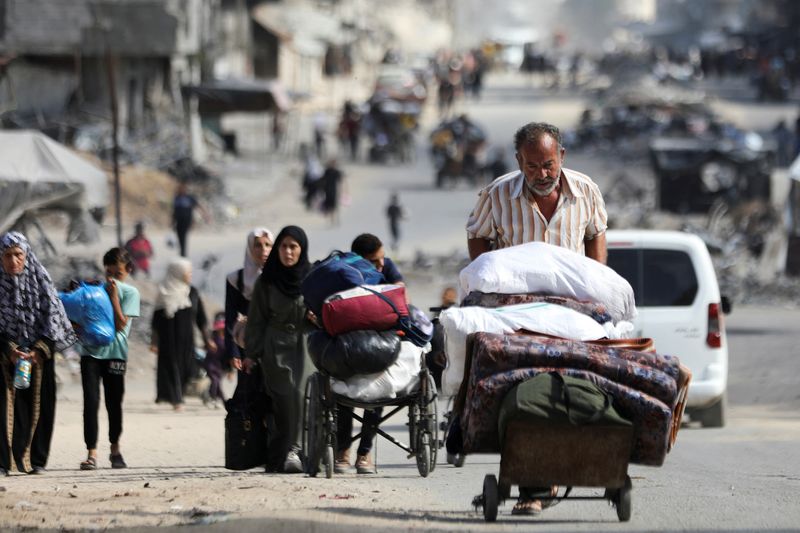 © Reuters. Displaced Palestinians make their way as they flee areas in the northern Gaza Strip, following an Israeli evacuation order, amid the Israel-Hamas conflict, in Gaza City October 12, 2024. REUTERS/Dawoud Abu Alkas