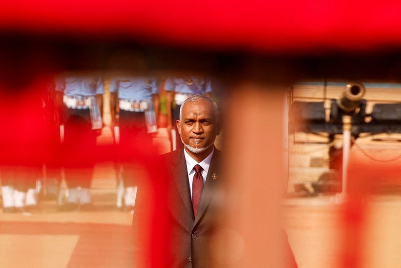 &copy; Reuters. FILE PHOTO: Maldives' President Mohamed Muizzu inspects an honour guard during his ceremonial reception at the forecourt of India's Presidential Palace Rashtrapati Bhavan in New Delhi, India, October 7, 2024. REUTERS/Adnan Abidi/File Photo