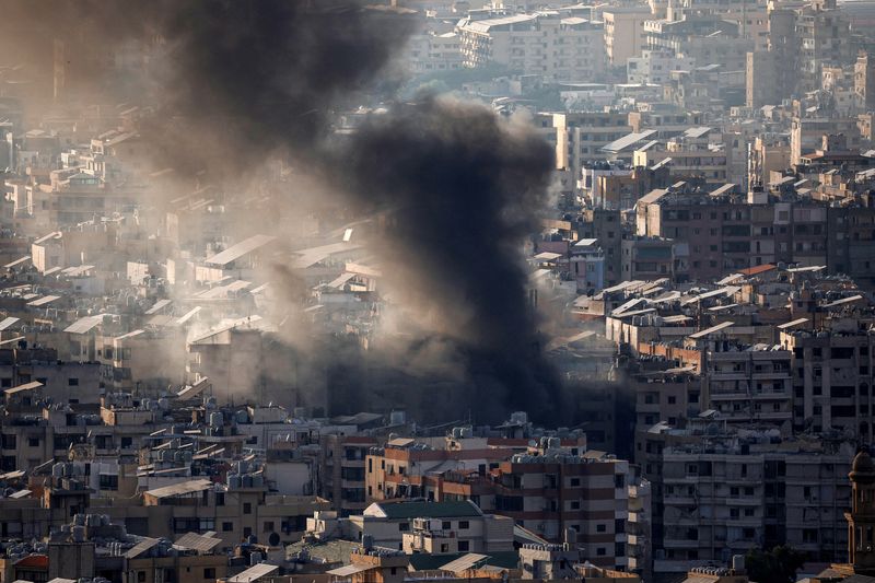 &copy; Reuters. Thick smoke rises over Beirut's southern suburbs from a generator that caught fire, according to residents, as seen from Baabda, Beirut, Lebanon, October 12, 2024. REUTERS/Louisa Gouliamaki 