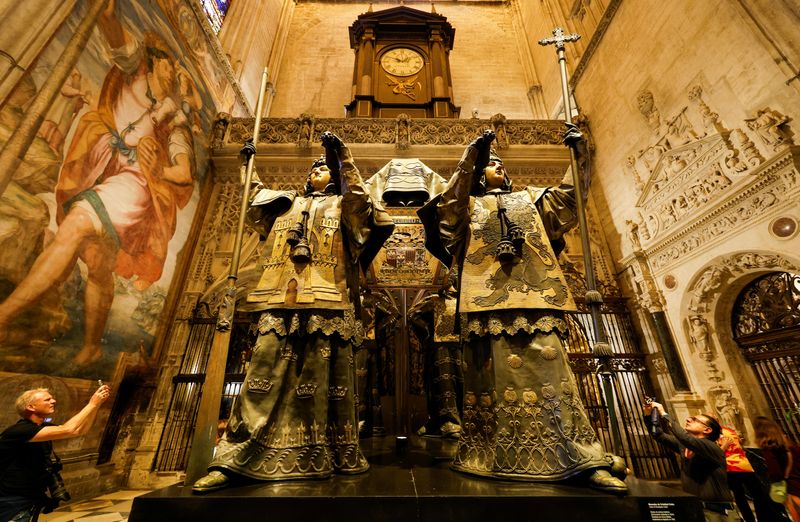 &copy; Reuters. People visit the mausoleum of Christopher Columbus in the cathedral of Seville, Spain, October 11, 2024. REUTERS/Marcelo del Pozo