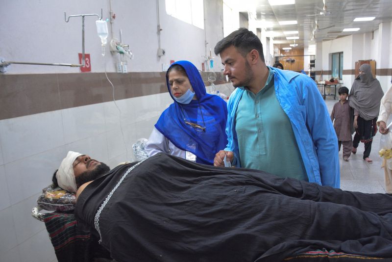 © Reuters. A labourer, who along with others was injured after gunmen attacked a cluster of small private coal mines, receives medical assistance in the Trauma Centre at the Civil Hospital in Quetta, Pakistan October 11, 2024. REUTERS/Mazhar Ali