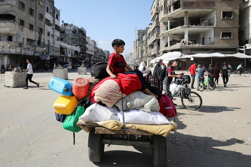 &copy; Reuters. A displaced Palestinian boy sits on a cart as he and others make their way to flee areas in the northern Gaza Strip, following an Israeli evacuation order, amid the Israel-Hamas conflict, in Gaza City October 12, 2024. REUTERS/Dawoud Abu Alkas