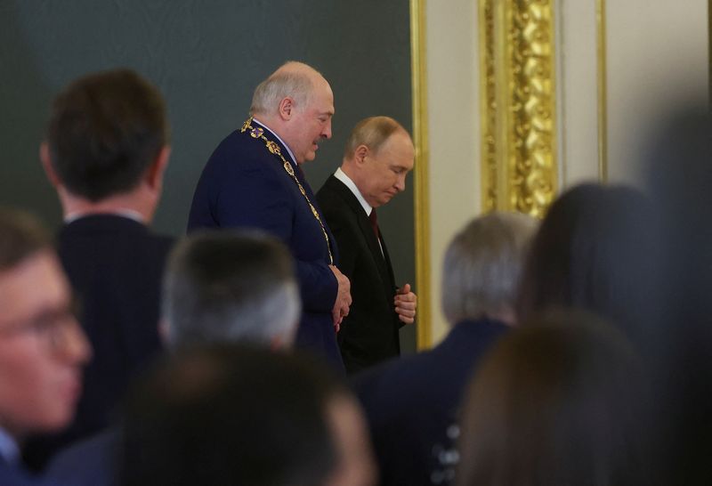 &copy; Reuters. FILE PHOTO: Belarusian President Alexander Lukashenko and Russian President Vladimir Putin attend an award ceremony following their meeting at the Kremlin in Moscow, Russia October 9, 2024. Sergei Ilnitsky/File Photo