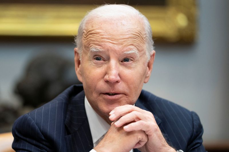 © Reuters. U.S. President Joe Biden delivers an update on the federal government's response to Hurricanes Milton and Helene, at the Rosevelt Room of the White House in Washington, U.S., October 11, 2024. REUTERS/Nathan Howard