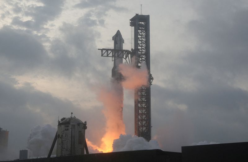 © Reuters. FILE PHOTO: SpaceX's next-generation Starship spacecraft atop its powerful Super Heavy rocket lifts off on its third launch from the company's Boca Chica launchpad on an uncrewed test flight, near Brownsville, Texas, U.S. March 14, 2024. REUTERS/Joe Skipper//File Photo