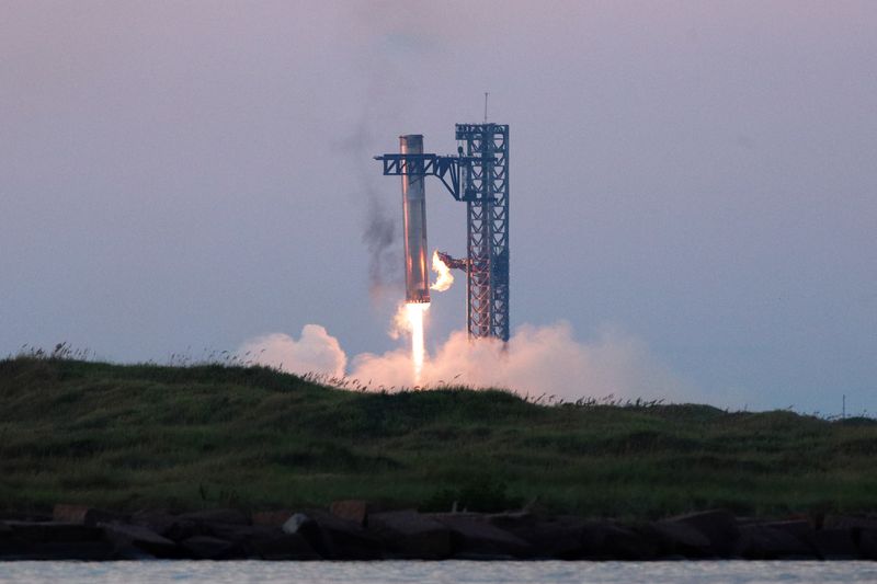 © Reuters. SpaceX's Starship lifts off, Boca Chica, Texas, October 13, 2024. REUTERS/Kaylee Greenlee Beal