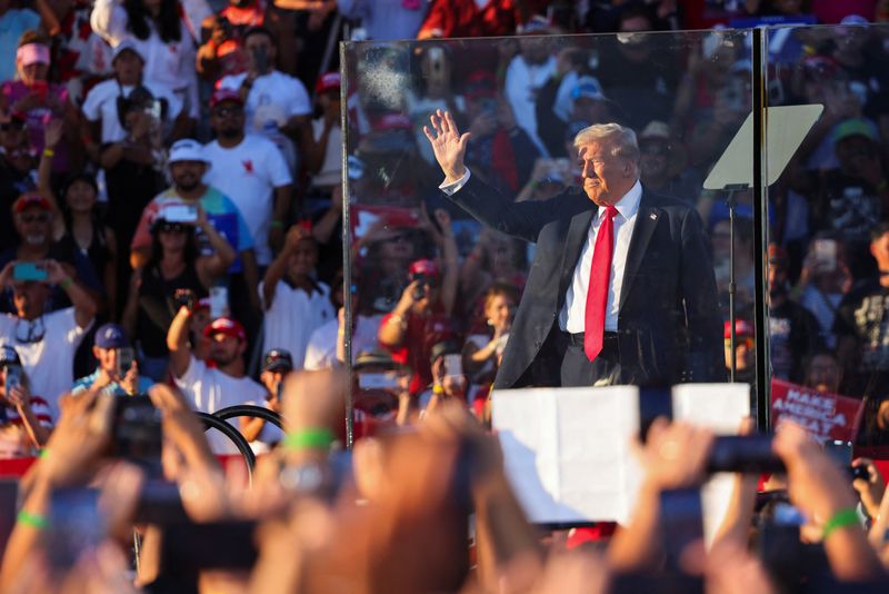 © Reuters. Republican presidential nominee and former U.S. President Donald Trump gestures during a rally in Coachella, California, U.S., October 12, 2024.  REUTERS/Mike Blake