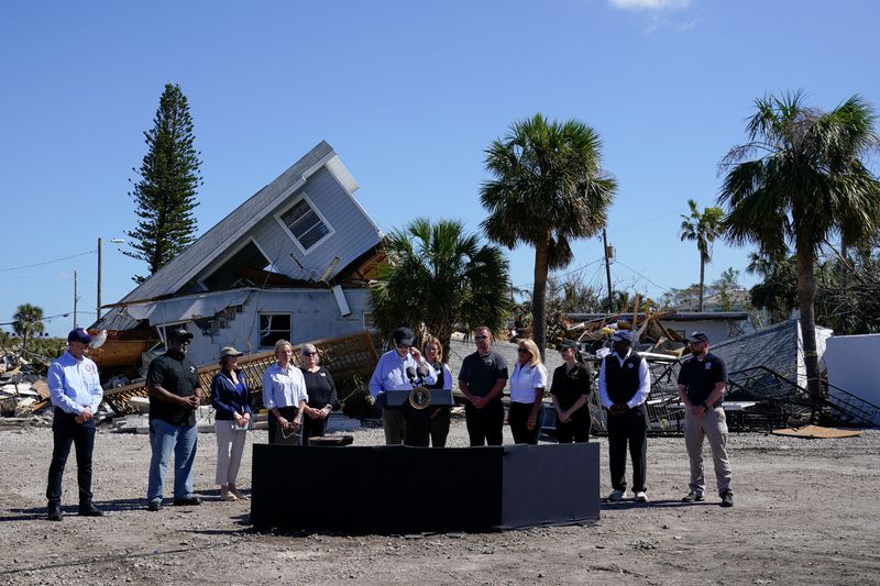 © Reuters. U.S. President Joe Biden speaks, as he visits storm-damaged areas in the wake of Hurricanes Milton and Helene, in St. Pete Beach, Florida, U.S., October 13, 2024. REUTERS/Elizabeth Frantz