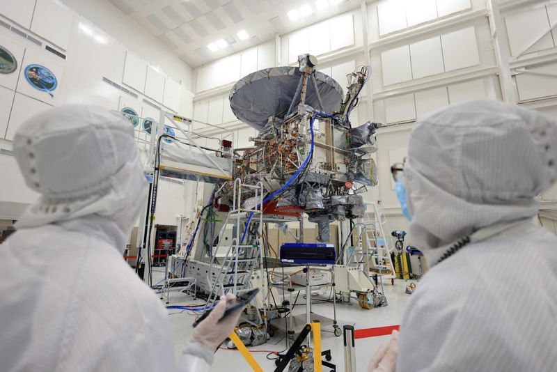 © Reuters. FILE PHOTO: The Europa Clipper spacecraft, which main science goal is to determine whether there are places below the surface of Jupiter's icy moon, Europa, that could support life, is seen being built and tested at Jet Propulsion Laboratory during a media tour, in Pasadena, California, U.S. April 11, 2024. REUTERS/David Swanson/File Photo