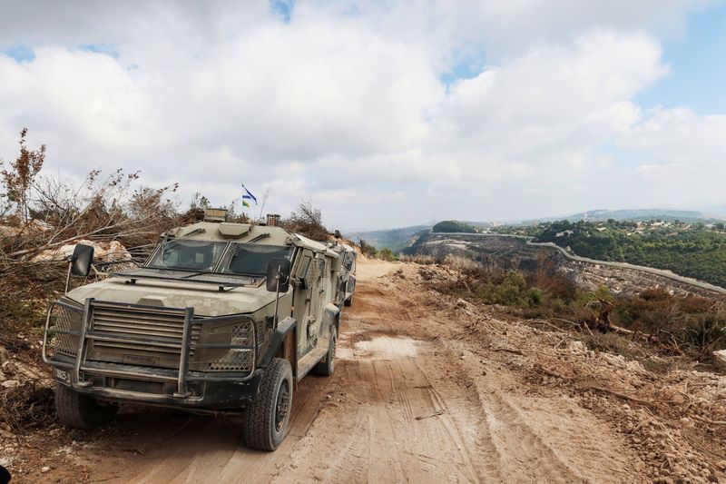 © Reuters. Israeli military vehicles in southern Lebanon, October 13, 2024. REUTERS/Artorn Pookasook